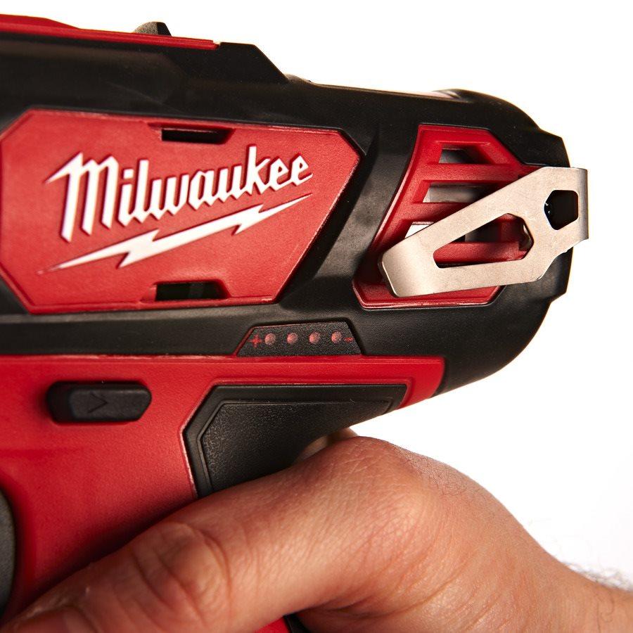 Аккумуляторная дрель-шуруповерт Milwaukee M12 BDD-202С