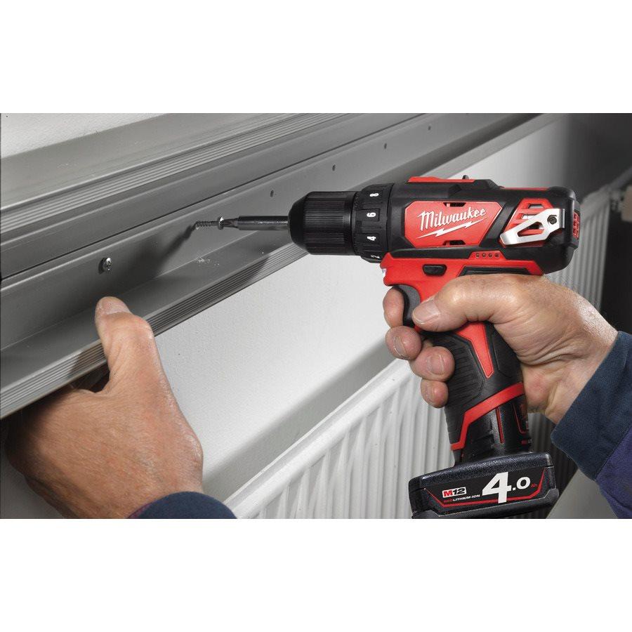 Аккумуляторная дрель-шуруповерт Milwaukee M12 BDD-202С