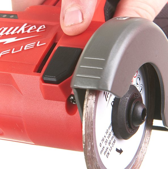 Отрезная машина аккумуляторный Milwaukee M12 FCOT-0 FUEL